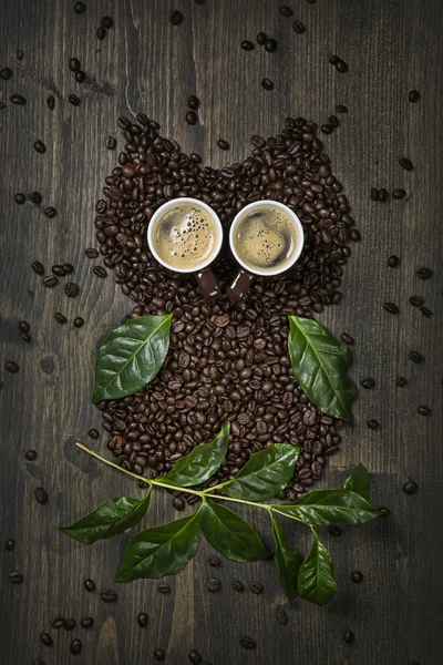 Кофейная сова из бобов — стоковое фото