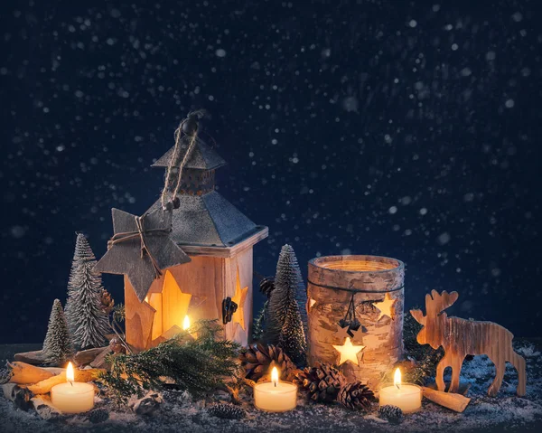 Brandende lantern en decoratie van Kerstmis — Stockfoto