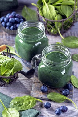 Spirulina ile yeşil smoothie