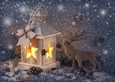 yanan bir fener ve Noel dekorasyon 