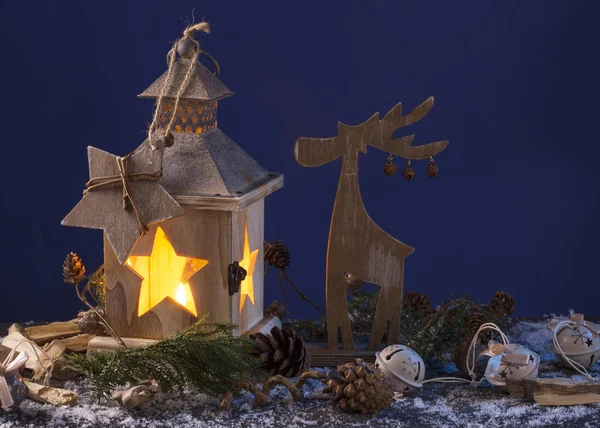 Горящий фонарь и рождественское украшение — стоковое фото
