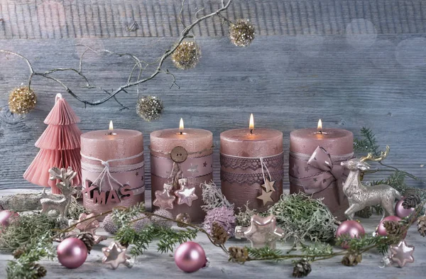 Čtyři vánoční svíčka růžová — Stock fotografie