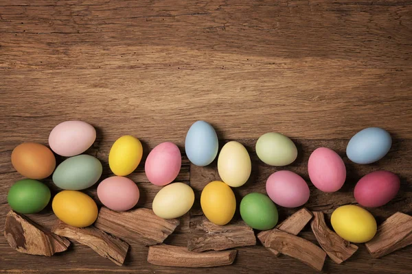 Oeufs de Pâques dans une rangée — Photo