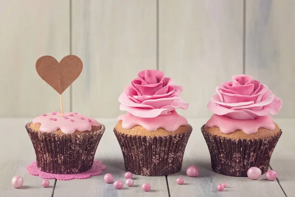 Kalp cakepick ile cupcakes — Stok fotoğraf
