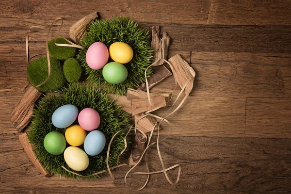 Huevos de Pascua sobre una madera — Foto de Stock