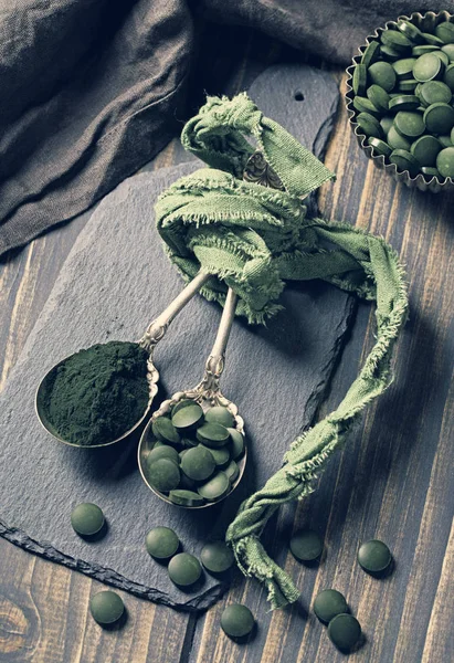 Spirulina Pillen und Pulver — Stockfoto