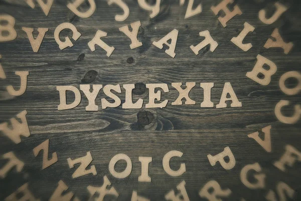 Ordet dyslexi på en trä bakgrund — Stockfoto