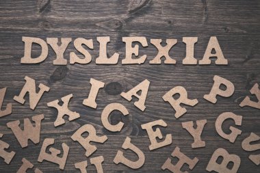 Bir şemsiye ile uçan kadın