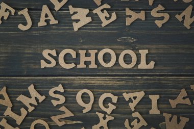 Word okul ahşap arka plan üzerinde