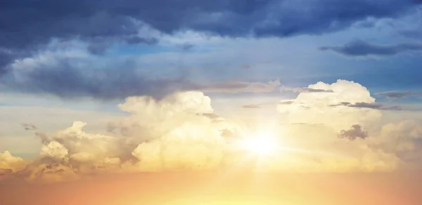 Cielo con nubes y sol —  Fotos de Stock