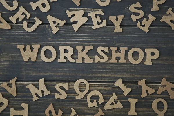 Laboratorio di parole su uno sfondo di legno — Foto Stock
