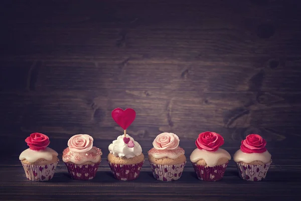 Pequeños cupcakes con rosas —  Fotos de Stock