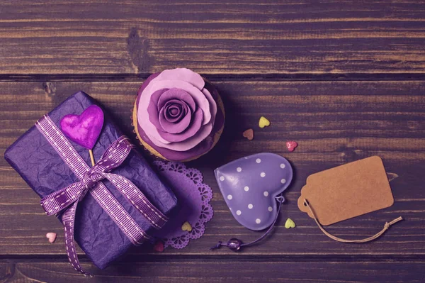 Cupcake with rose and a present — Stock Photo, Image