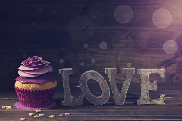 Cupcake con rosa — Foto Stock