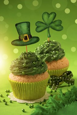 Cupcake yonca cakepick ile