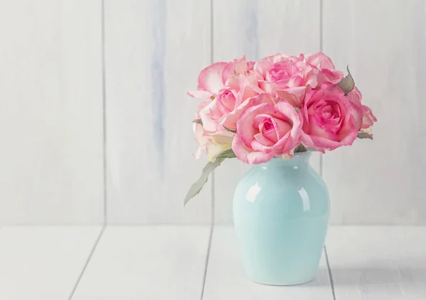 Rosas rosa em um vaso — Fotografia de Stock