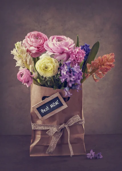 Bloemen in een zak — Stockfoto