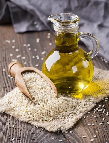 Sesame oil and seeds — Stock Photo, Image