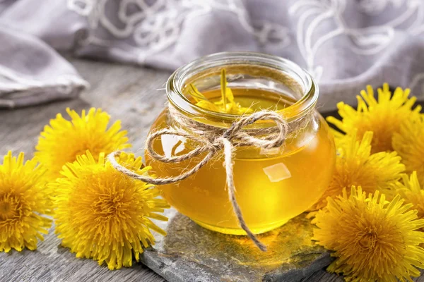 Πικραλίδα μέλι σε βάζο — Φωτογραφία Αρχείου