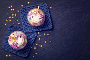 Tek boynuzlu at cupcakes için parti