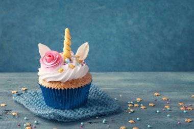 Tek boynuzlu at cupcake partisi için