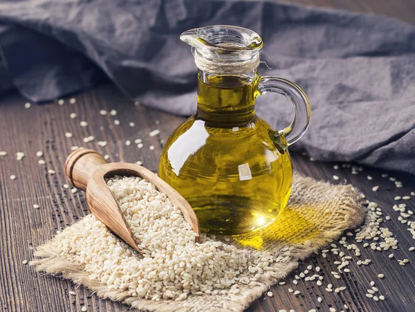 Sesame oil and seeds — Stock Photo, Image