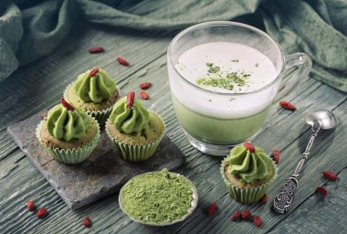 Matcha fincan kek ve matcha latte