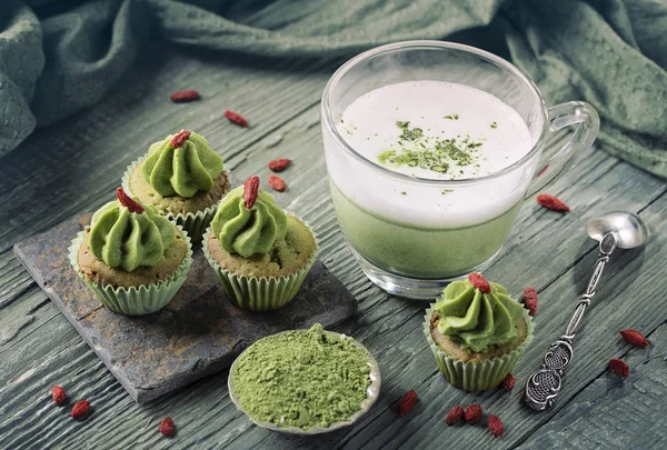 Matcha kupa sütemények és matcha latte — Stock Fotó