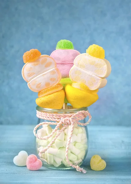 Bastoncini di marshmallow in un piccolo bicchiere — Foto Stock