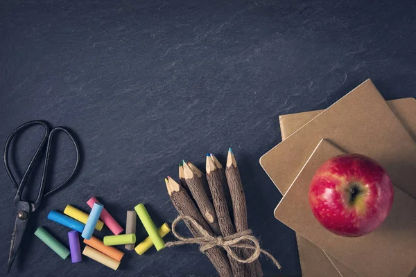 Material escolar sobre un negro — Foto de Stock