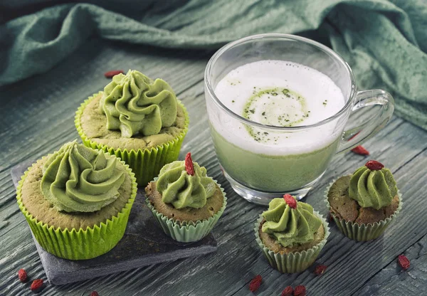 Matcha cup cakes i matcha latte — Zdjęcie stockowe