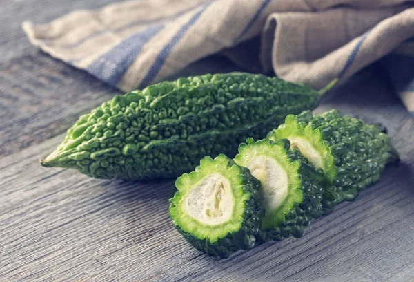 Bitter melon isolerade — Stockfoto