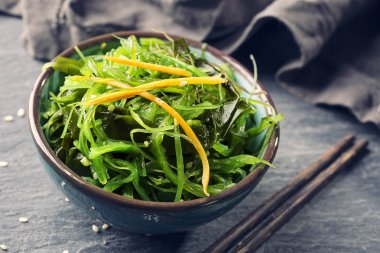 Japon yosun salatası