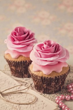 Gül çiçek ile iki cupcakes