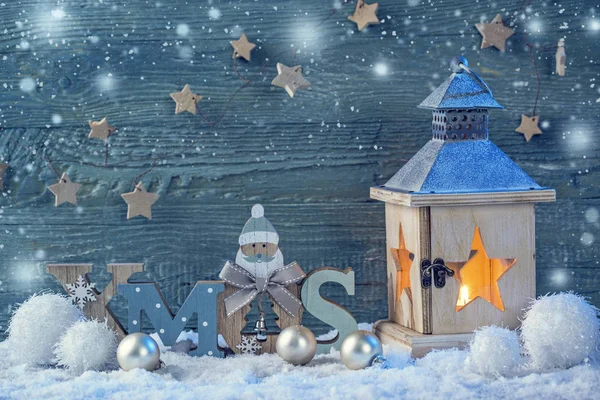 Brandende latern en Kerstmis decoratie — Stockfoto