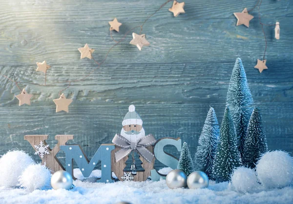 緑の背景にクリスマスの装飾 — ストック写真