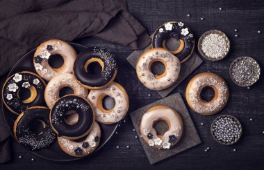 siyah ve beyaz çörek