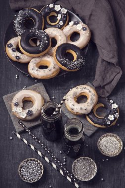 Siyah ve beyaz tatlılar ve kömür limonata