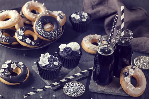 Dolci in bianco e nero e limonata al carbone — Foto Stock