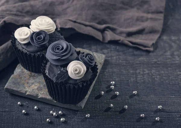 Black White Cupcakes Dark Wooden Background — Stock Photo, Image