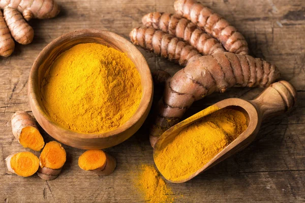 Turmeric powder and roots — Stock Photo, Image