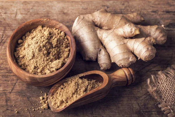 Ginger powder and roots — Stock Photo, Image
