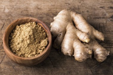 Zencefil tozu ve kökleri