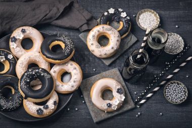 Siyah ve beyaz tatlılar ve kömür limonata