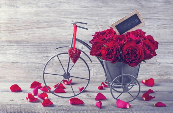 Rode rozen in vaas van de fiets — Stockfoto