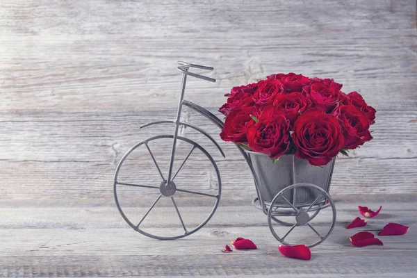 Rose rouge dans un vase à vélo — Photo