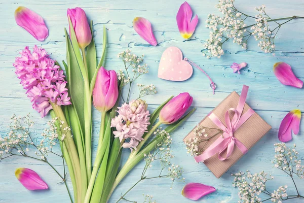 Fiori di colore pastello e una confezione regalo — Foto Stock