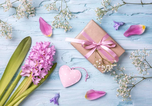 Pastelově barevné květinové a dárkové krabice — Stock fotografie