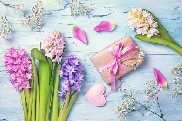 Pastel flores coloridas e uma caixa de presente — Fotografia de Stock