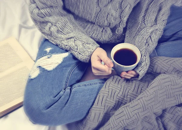 Chica joven con una taza de café — Foto de Stock